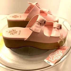 NEW 
Sam & Libby 
Light Pink
Woman's Shoes

Smoke free house